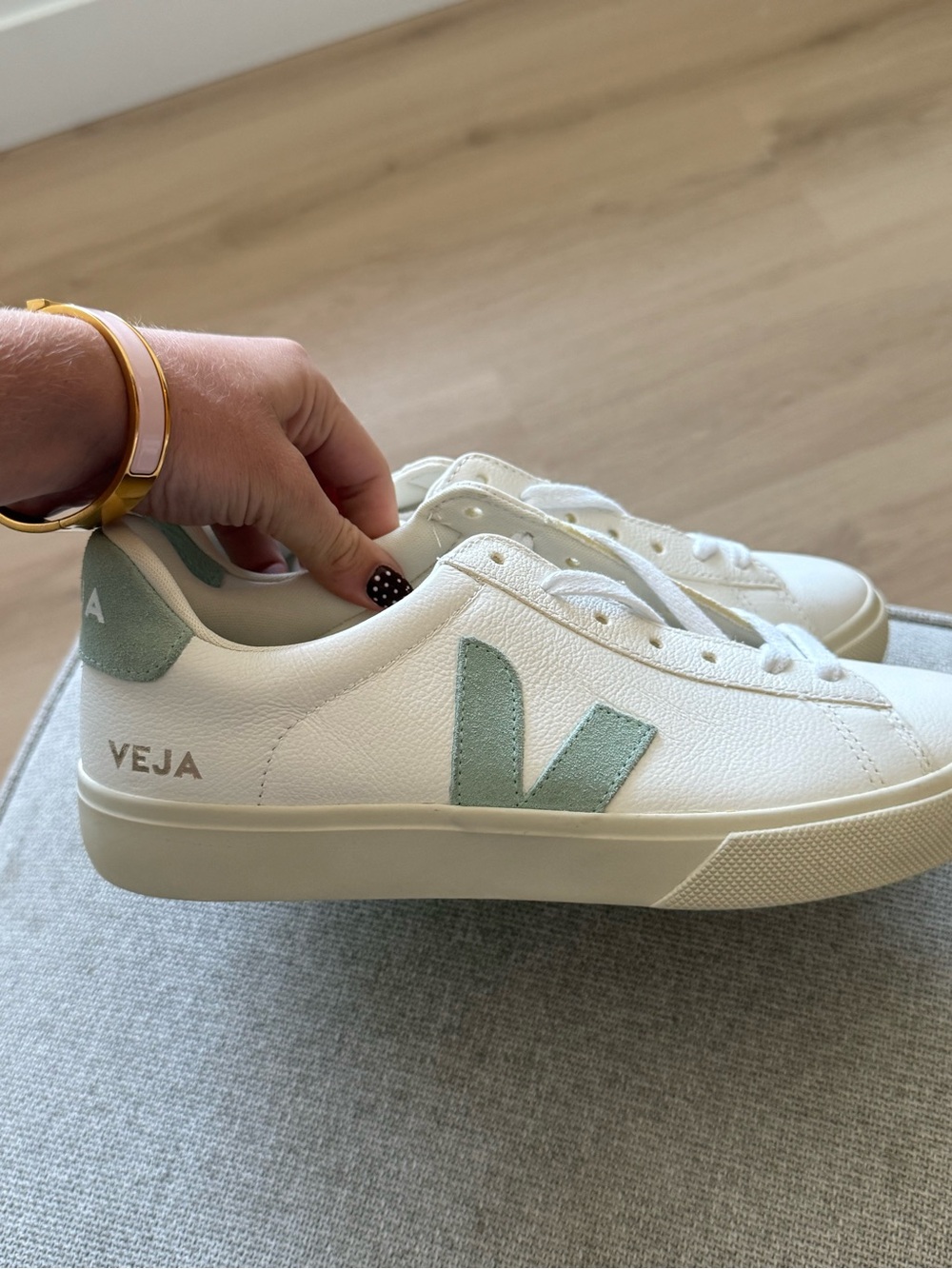 Veja Sneakers - Picture 2 of 6